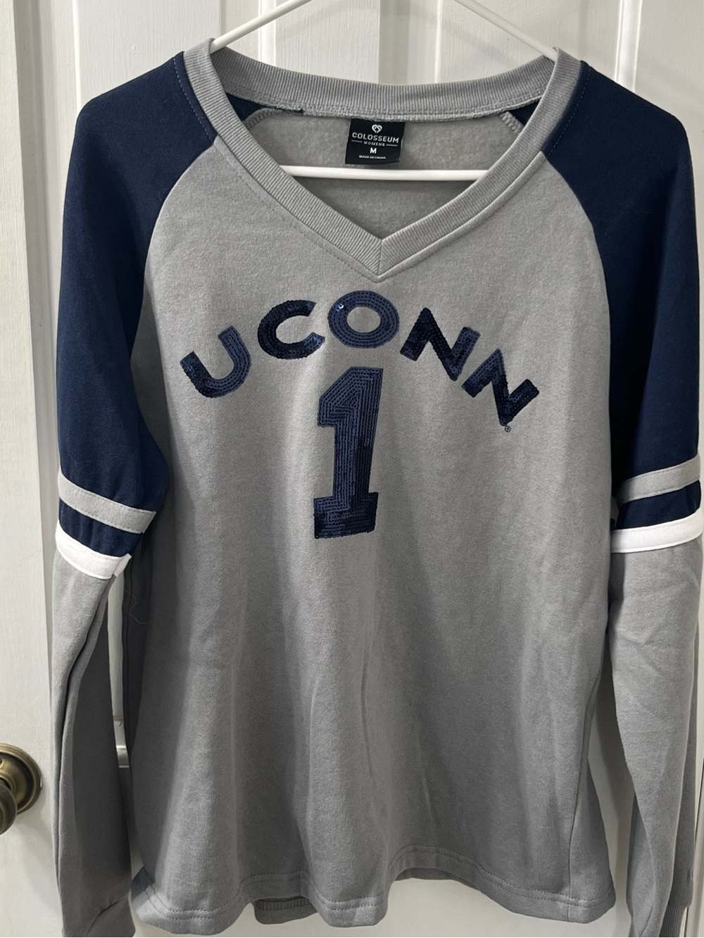 Colosseum UConn Huskies Women's Size M Sweatshirt Grey Blue Colorblock. NWT